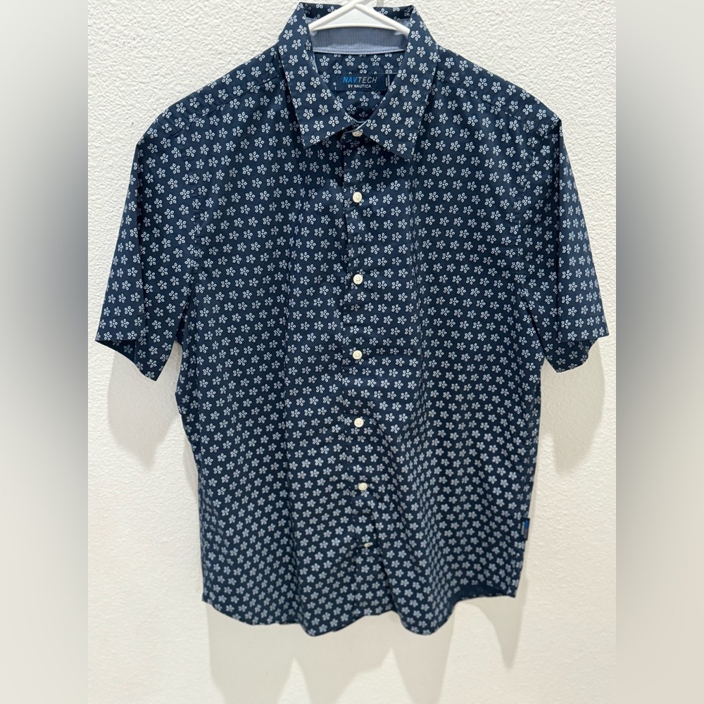 Nautica Navtech short sleeve button down.  Size Medium, Navy